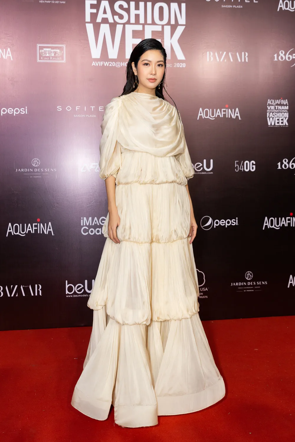 Hoa hậu Đỗ Thị Hà lần đầu catwalk khai mạc Aquafina Vietnam International Fashion Week 2020 ảnh 16