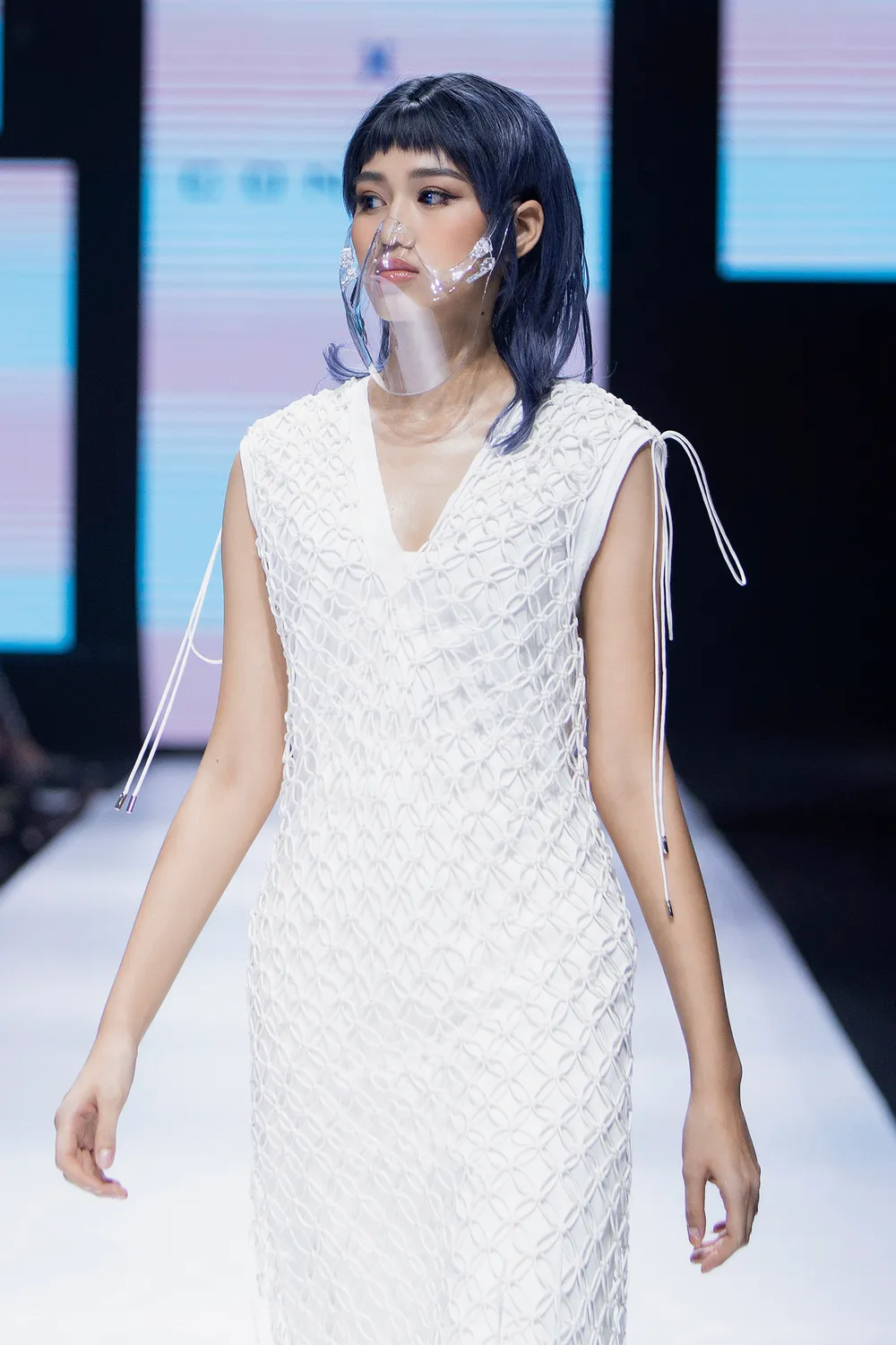 Hoa hậu Đỗ Thị Hà lần đầu catwalk khai mạc Aquafina Vietnam International Fashion Week 2020 ảnh 8