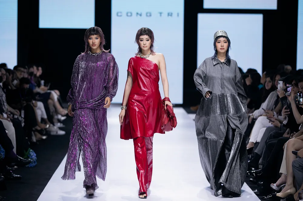 Hoa hậu Đỗ Thị Hà lần đầu catwalk khai mạc Aquafina Vietnam International Fashion Week 2020 ảnh 5