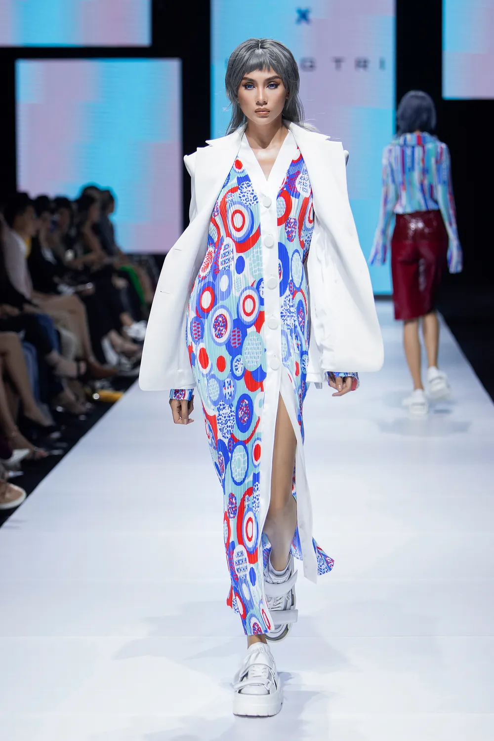 Hoa hậu Đỗ Thị Hà lần đầu catwalk khai mạc Aquafina Vietnam International Fashion Week 2020 ảnh 7