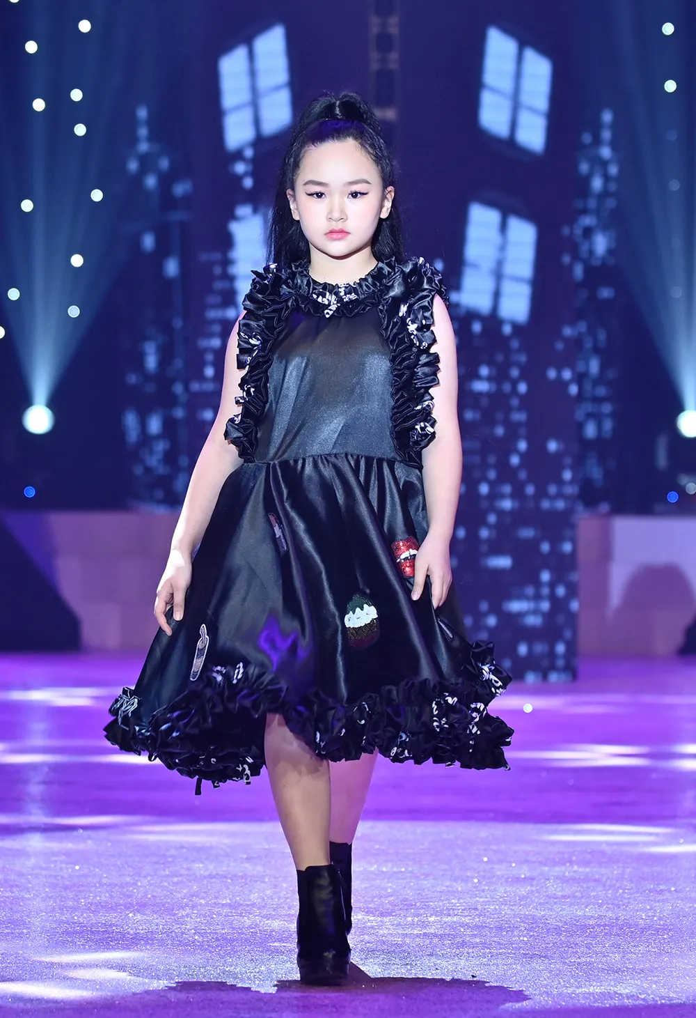 Hoa hậu Lương Thùy Linh, Á hậu Kiều Loan trình diễn “Búp bê show” của NTK Phương Ly ảnh 3