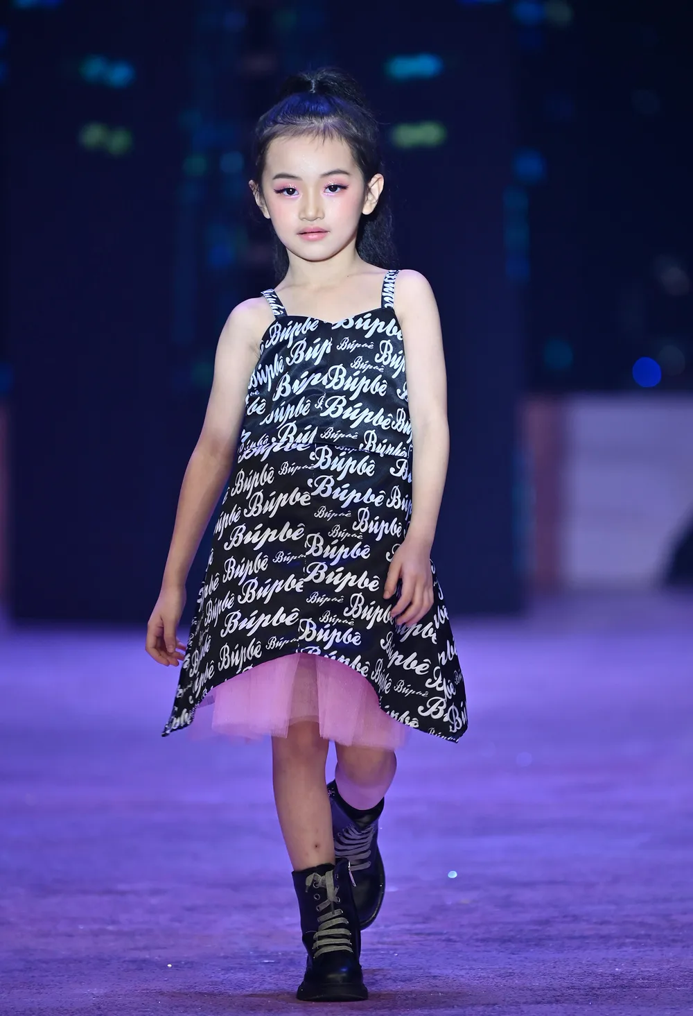 Hoa hậu Lương Thùy Linh, Á hậu Kiều Loan trình diễn “Búp bê show” của NTK Phương Ly ảnh 8