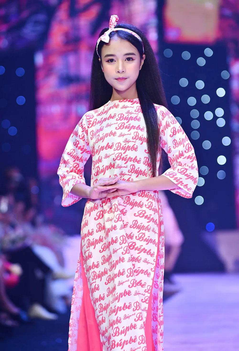 Hoa hậu Lương Thùy Linh, Á hậu Kiều Loan trình diễn “Búp bê show” của NTK Phương Ly ảnh 2