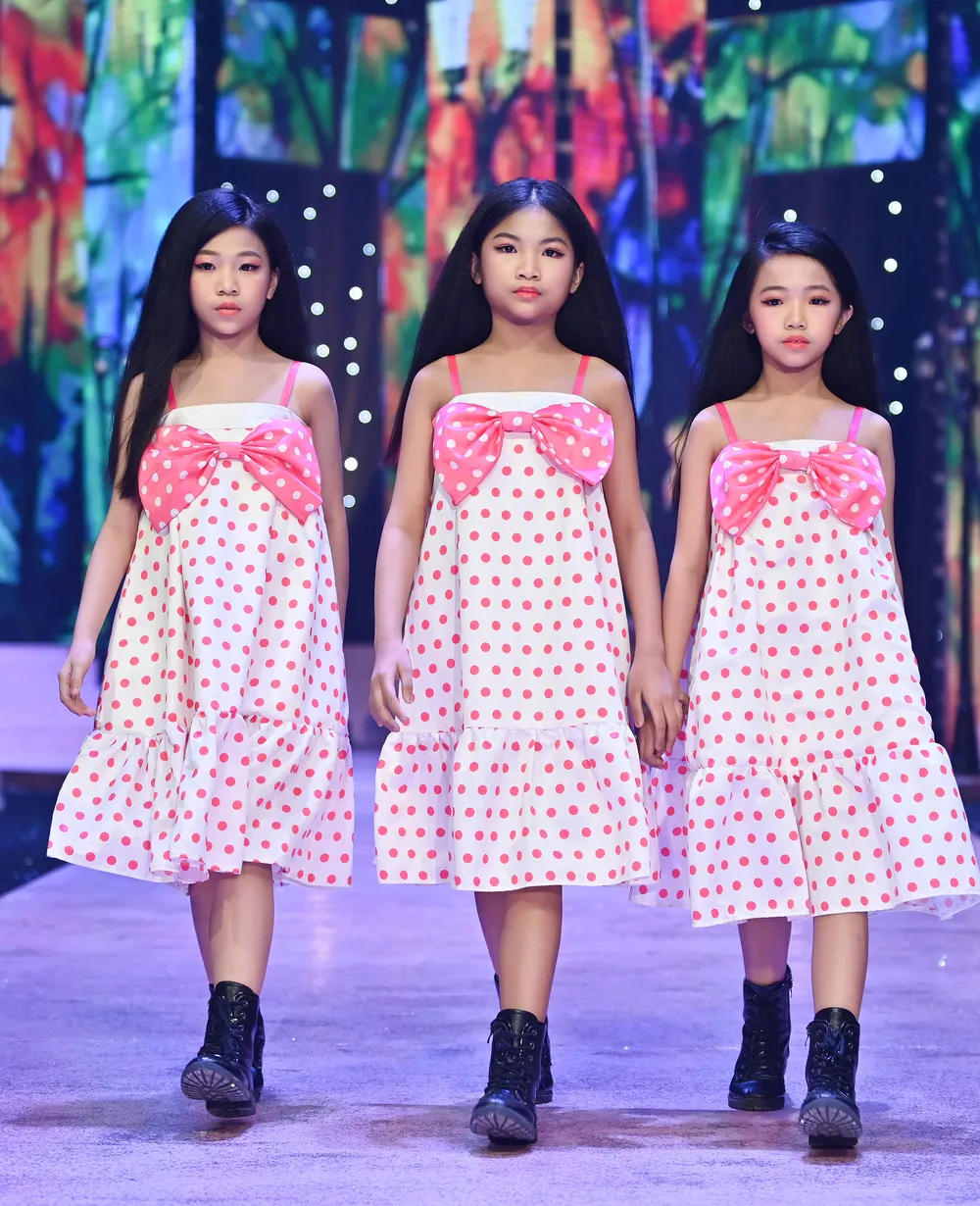 Hoa hậu Lương Thùy Linh, Á hậu Kiều Loan trình diễn “Búp bê show” của NTK Phương Ly ảnh 6