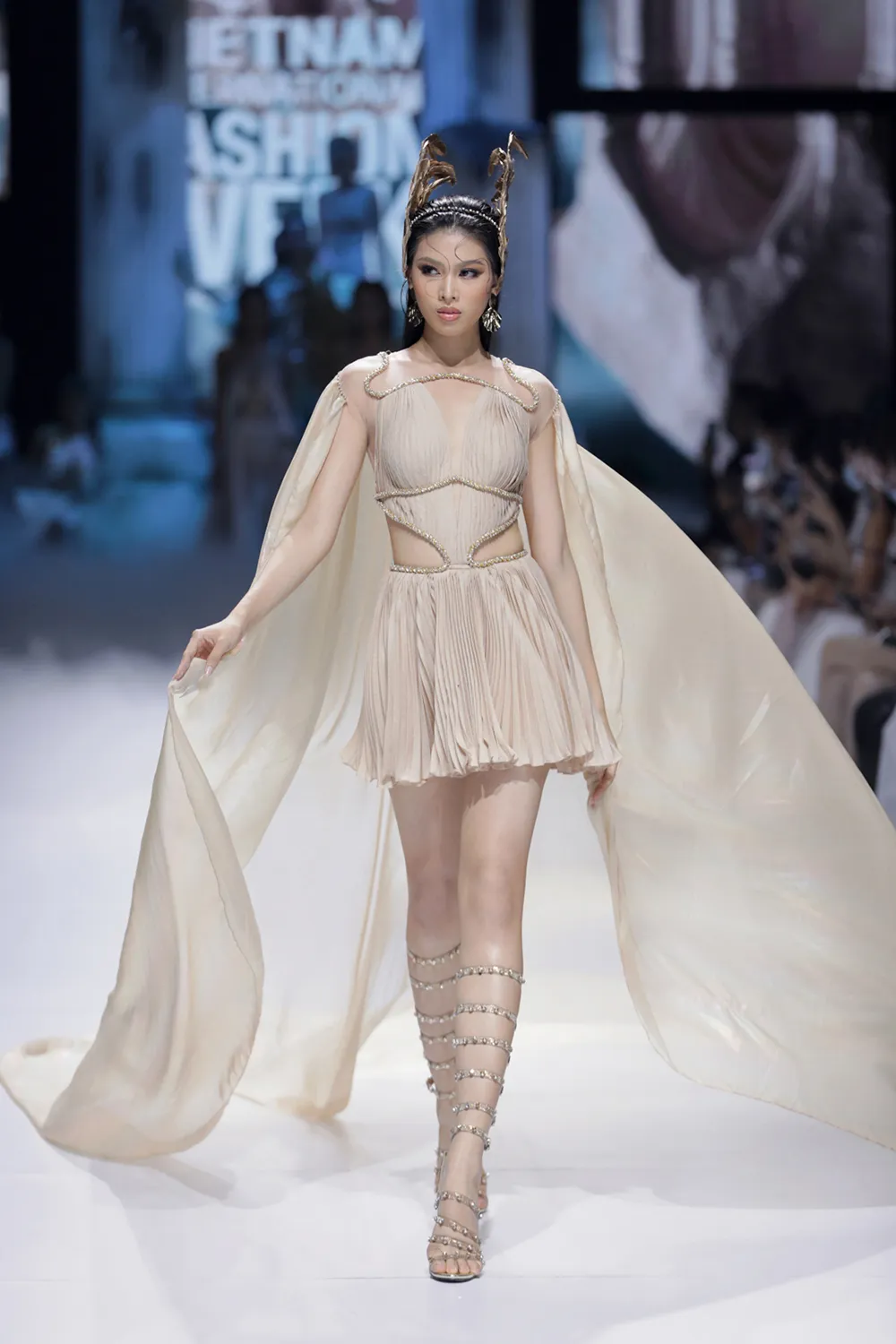 Dàn hoa hậu, á hậu rực rỡ trong Tuần lễ Thời trang Quốc tế Việt Nam 2020 ảnh 8