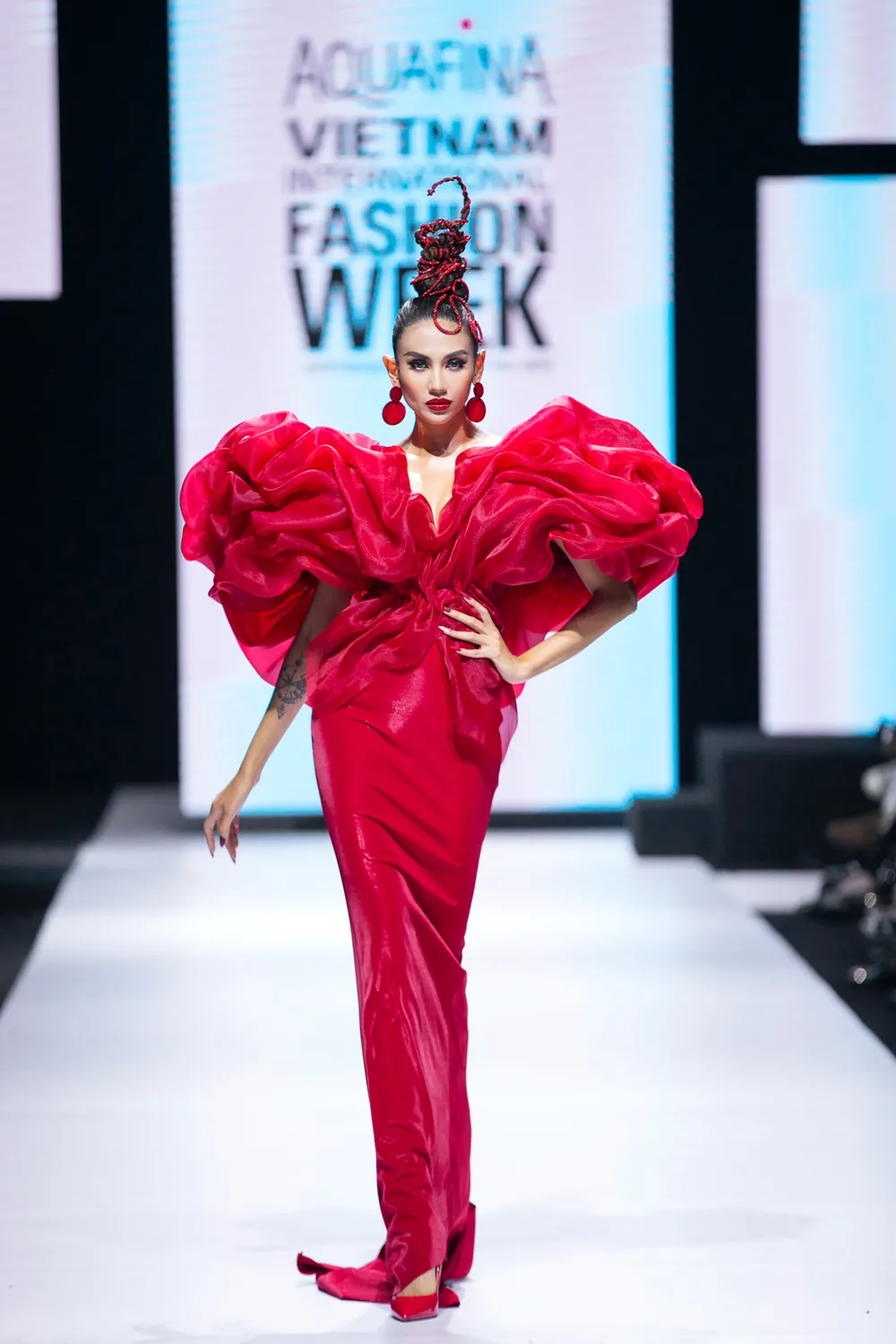 Dàn hoa hậu, á hậu rực rỡ trong Tuần lễ Thời trang Quốc tế Việt Nam 2020 ảnh 1