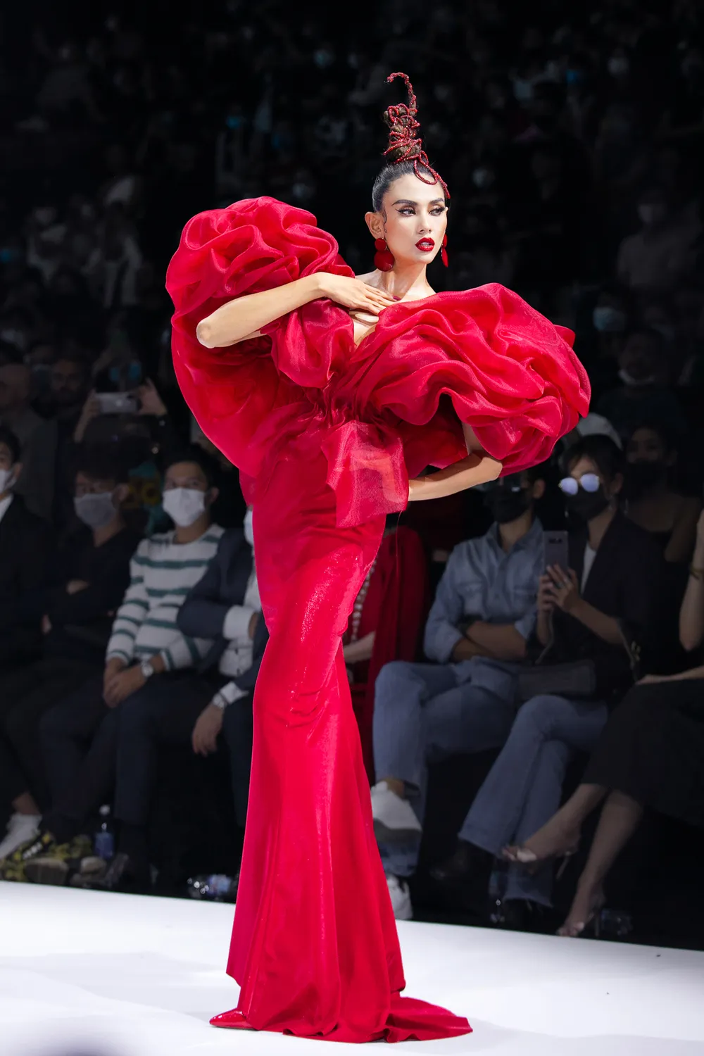 Dàn hoa hậu, á hậu rực rỡ trong Tuần lễ Thời trang Quốc tế Việt Nam 2020 ảnh 2