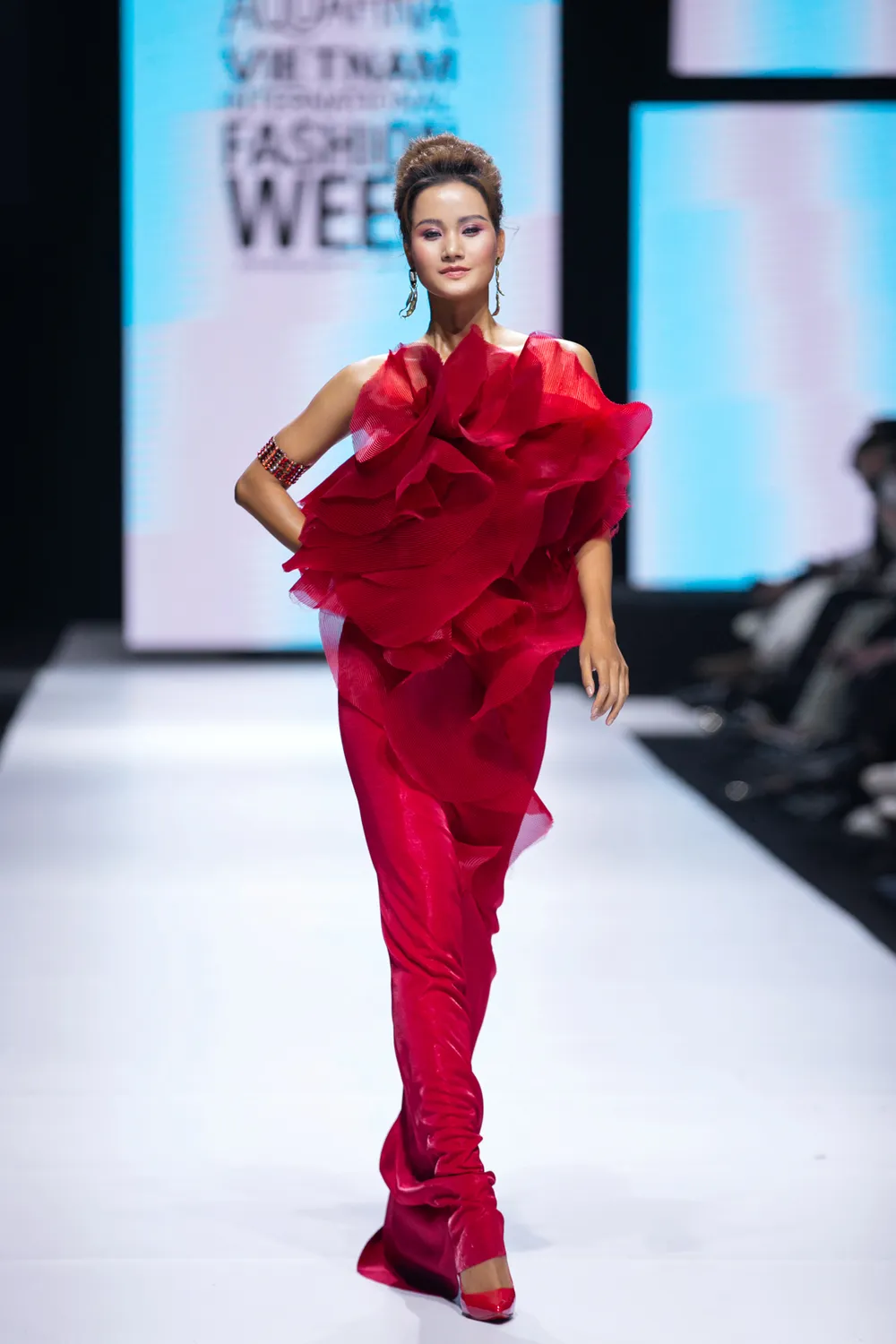 Dàn hoa hậu, á hậu rực rỡ trong Tuần lễ Thời trang Quốc tế Việt Nam 2020 ảnh 4