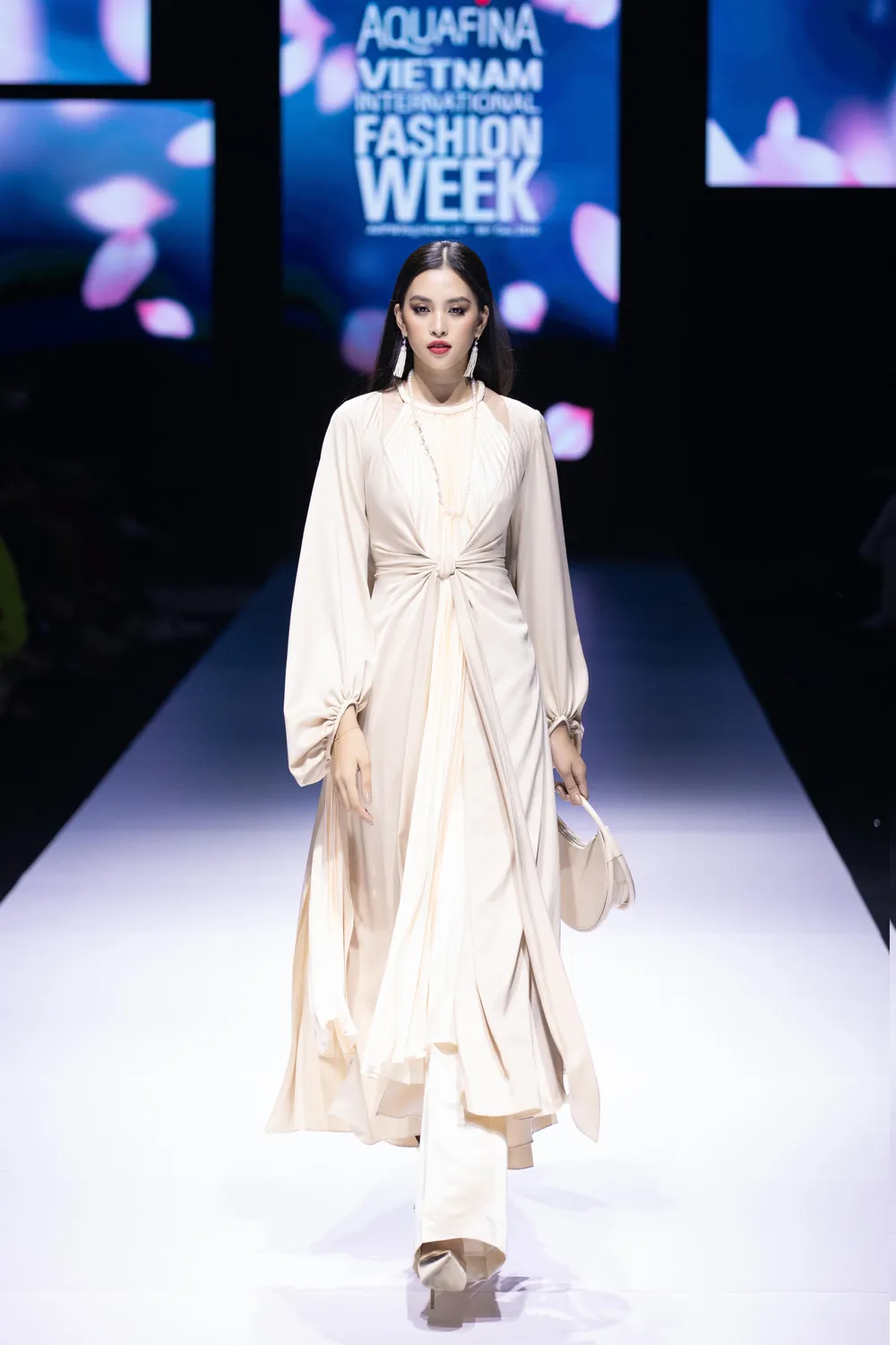 Dàn hoa hậu, á hậu rực rỡ trong Tuần lễ Thời trang Quốc tế Việt Nam 2020 ảnh 19