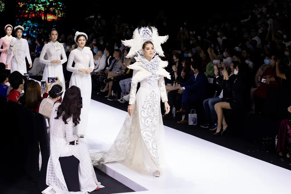 Dàn hoa hậu, á hậu rực rỡ trong Tuần lễ Thời trang Quốc tế Việt Nam 2020 ảnh 11