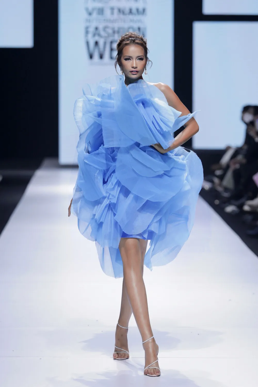 Dàn hoa hậu, á hậu rực rỡ trong Tuần lễ Thời trang Quốc tế Việt Nam 2020 ảnh 3