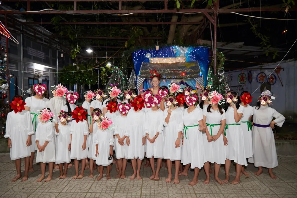 Hoa hậu Khánh Vân đón Giáng sinh cùng các em ngôi nhà OBV ảnh 2