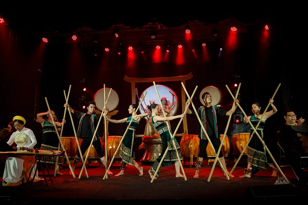 Kể chuyện lịch sử bằng nhạc cụ dân tộc theo phong cách nghệ thuật đương đại ảnh 2