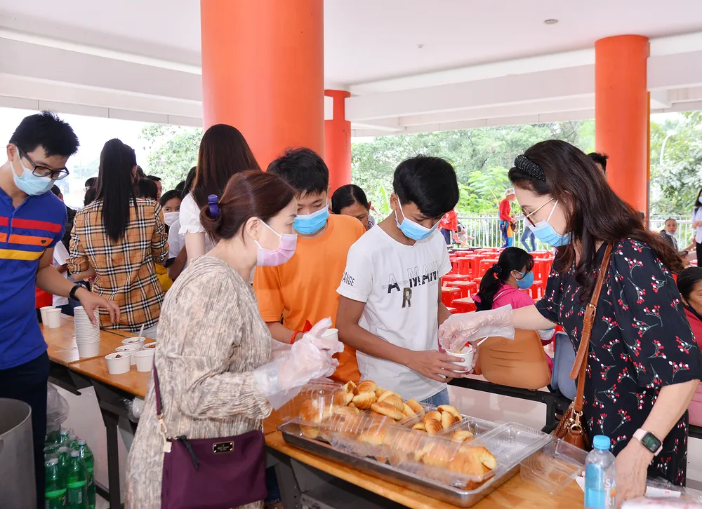 Hoa hậu H’Hen Niê, NSND Kim Xuân mang tết sớm đến trẻ em bị ảnh hưởng bởi HIV/AIDS ảnh 2