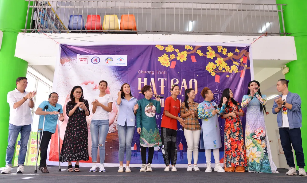 Hoa hậu H’Hen Niê, NSND Kim Xuân mang tết sớm đến trẻ em bị ảnh hưởng bởi HIV/AIDS ảnh 1