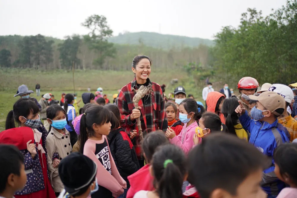 Các người đẹp Hoa hậu Hoàn vũ Việt Nam mang tết sớm cho người kém may mắn ảnh 5