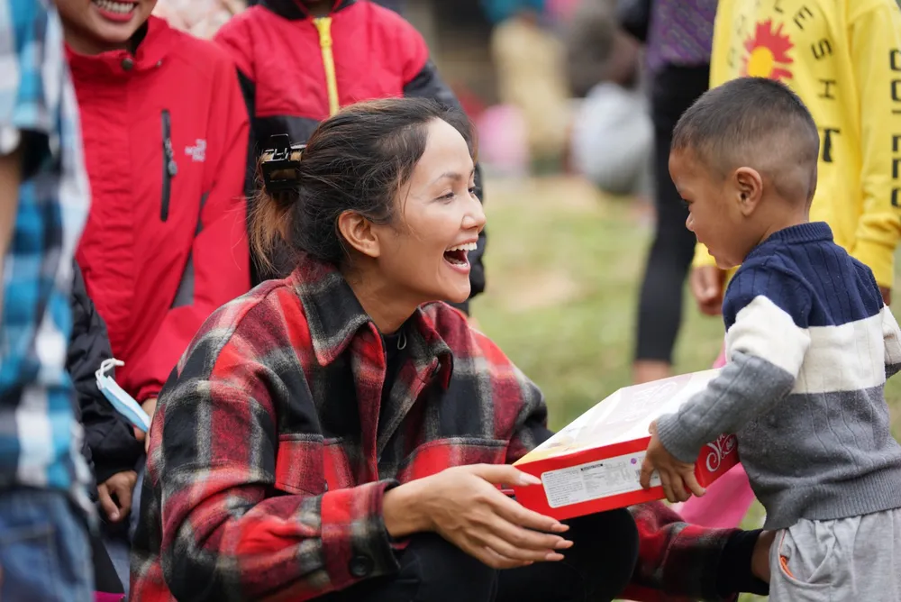 Các người đẹp Hoa hậu Hoàn vũ Việt Nam mang tết sớm cho người kém may mắn ảnh 6