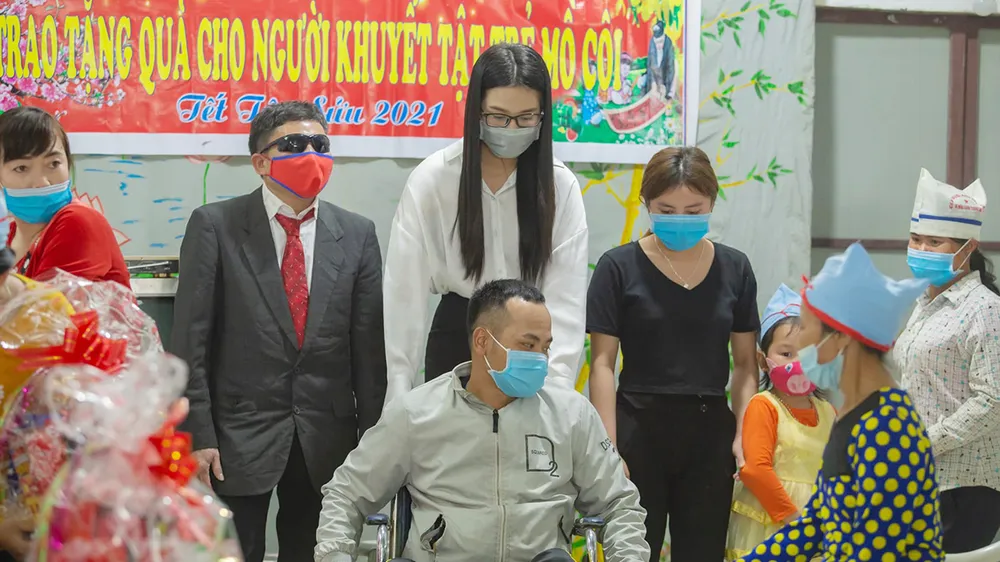 Tiểu Vy, Thùy Linh, Đỗ Hà tất bật làm từ thiện ngày giáp tết ảnh 1