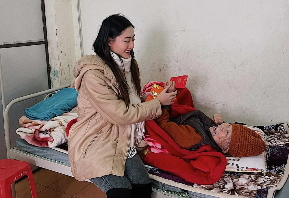 Tiểu Vy, Thùy Linh, Đỗ Hà tất bật làm từ thiện ngày giáp tết ảnh 3