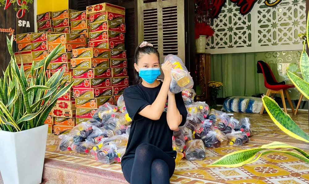 Tiểu Vy, Thùy Linh, Đỗ Hà tất bật làm từ thiện ngày giáp tết ảnh 2