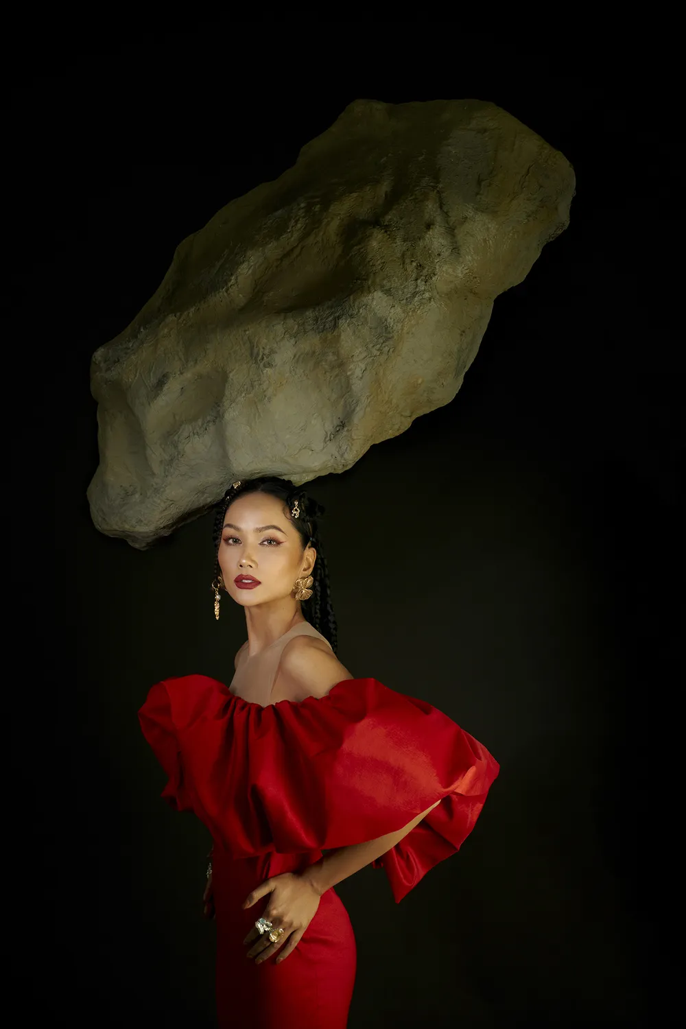 Hoa hậu H’Hen Niê gửi gắm những thông điệp về phụ nữ trong bộ ảnh mừng 8-3 ảnh 1