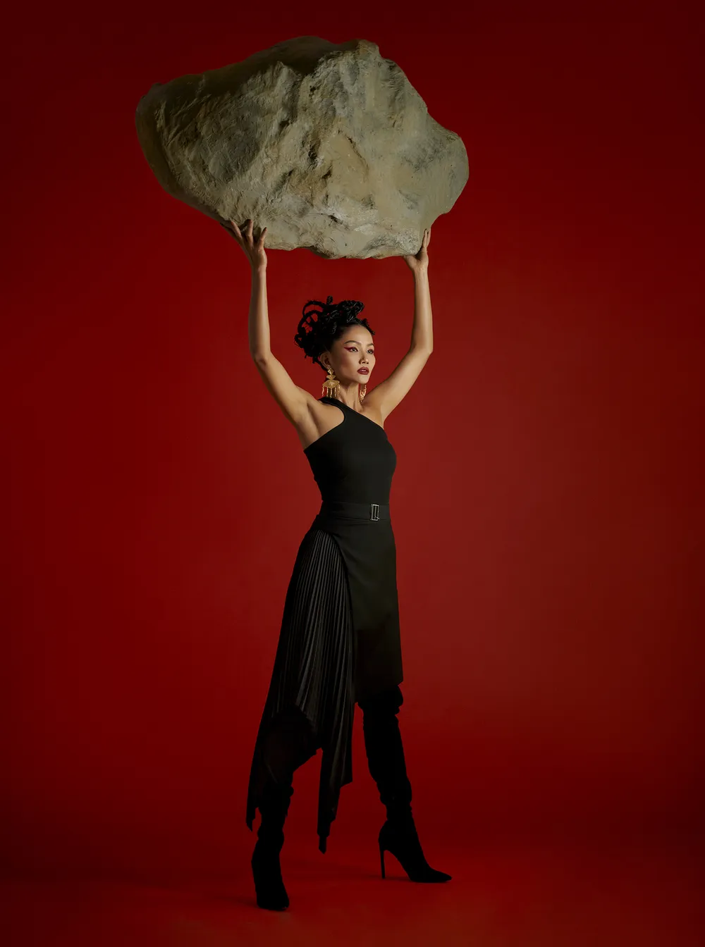 Hoa hậu H’Hen Niê gửi gắm những thông điệp về phụ nữ trong bộ ảnh mừng 8-3 ảnh 2