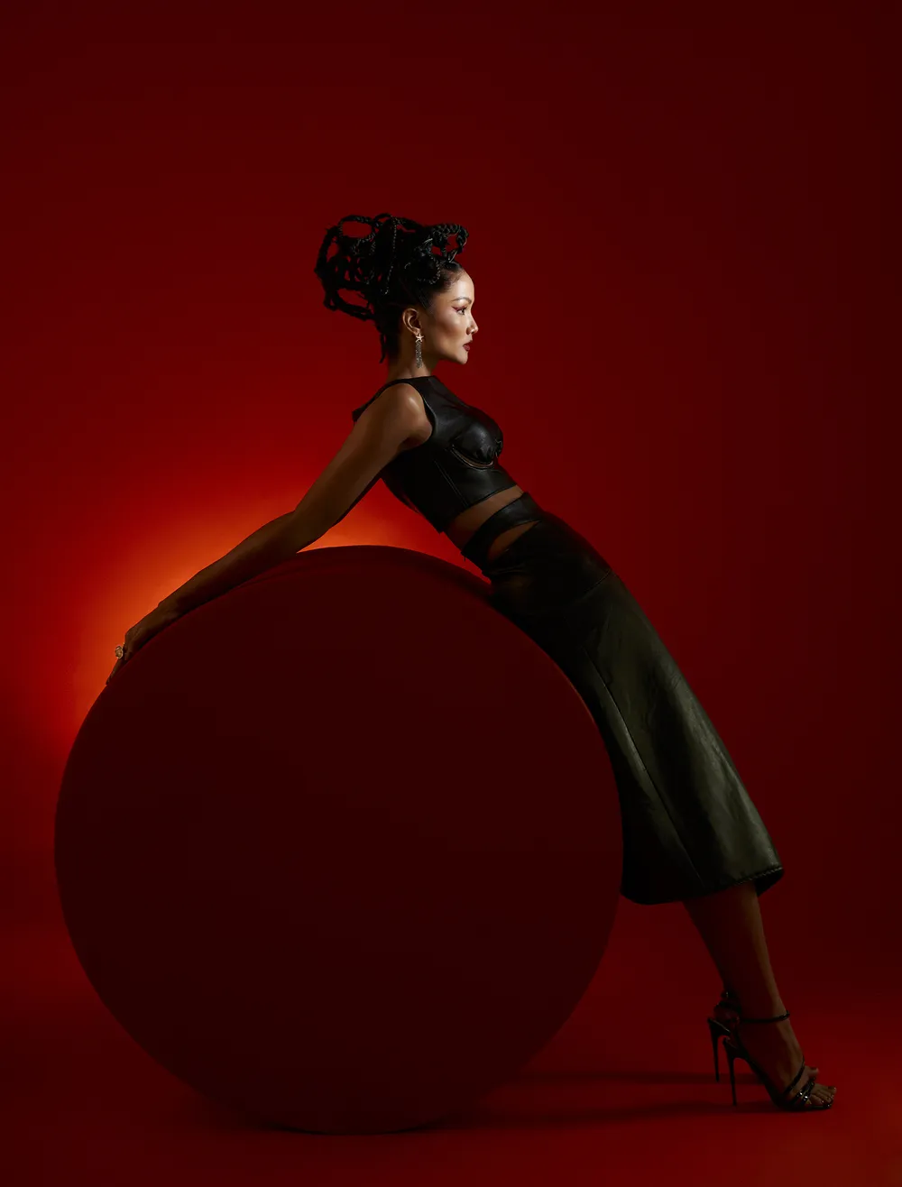 Hoa hậu H’Hen Niê gửi gắm những thông điệp về phụ nữ trong bộ ảnh mừng 8-3 ảnh 3