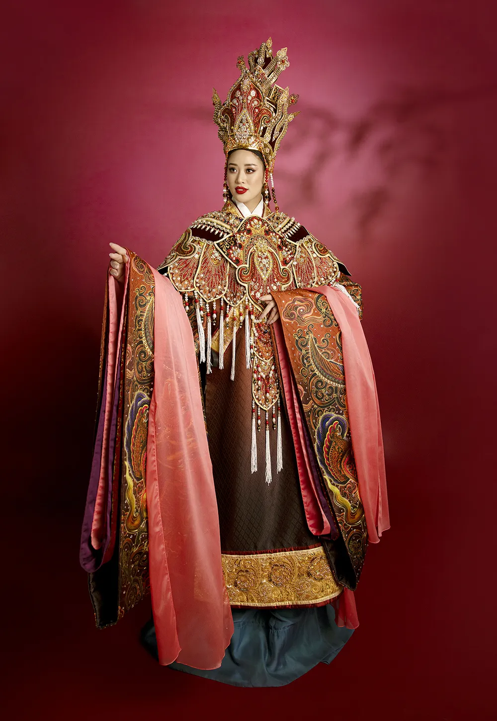 Hoa hậu Khánh Vân kết hợp cùng NSND Bạch Tuyết trong bộ ảnh hoá thân Thái hậu Dương Vân Nga ảnh 4