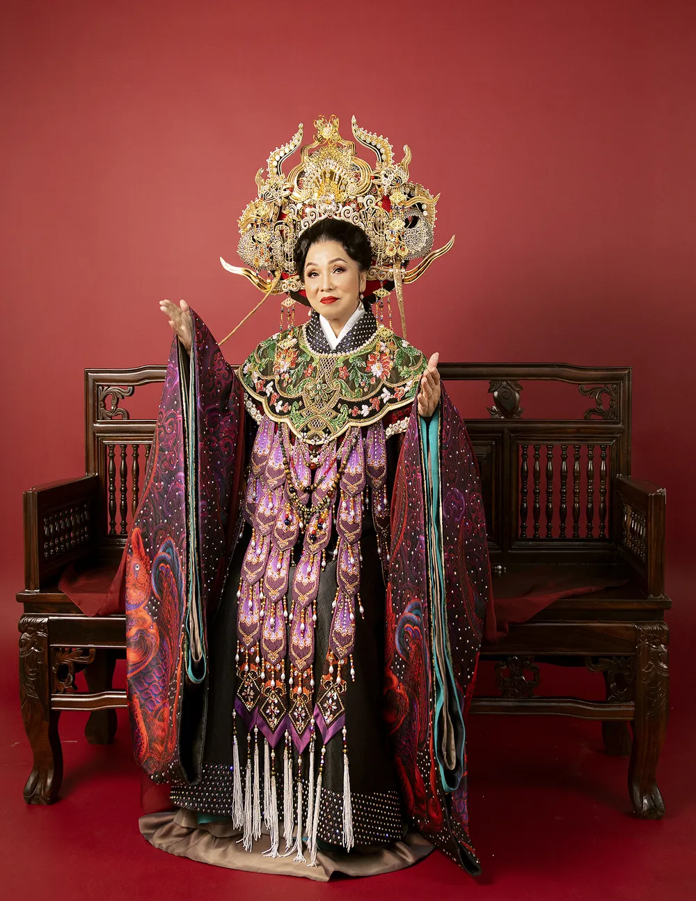 Hoa hậu Khánh Vân kết hợp cùng NSND Bạch Tuyết trong bộ ảnh hoá thân Thái hậu Dương Vân Nga ảnh 3