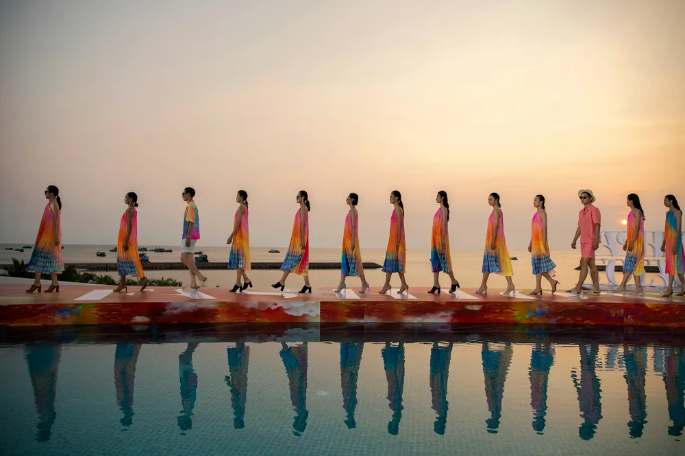 Dàn hoa hậu, á hậu bay bổng catwalk tại Fashion Voyage ảnh 3