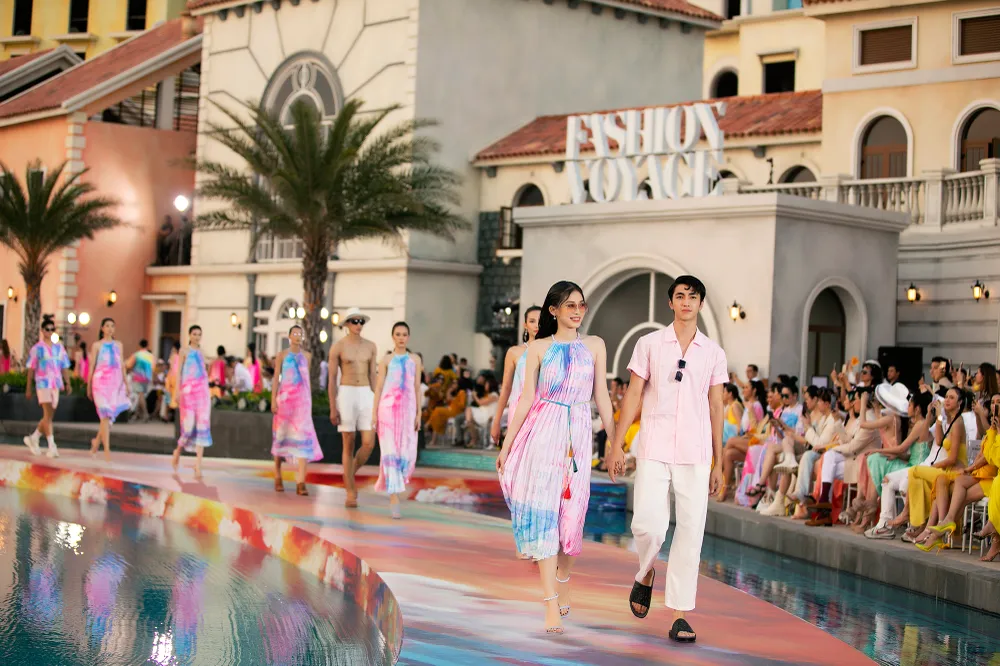 Dàn hoa hậu, á hậu bay bổng catwalk tại Fashion Voyage ảnh 2