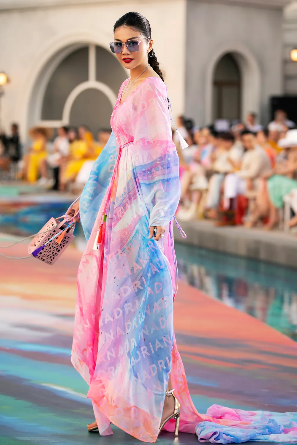 Dàn hoa hậu, á hậu bay bổng catwalk tại Fashion Voyage ảnh 4