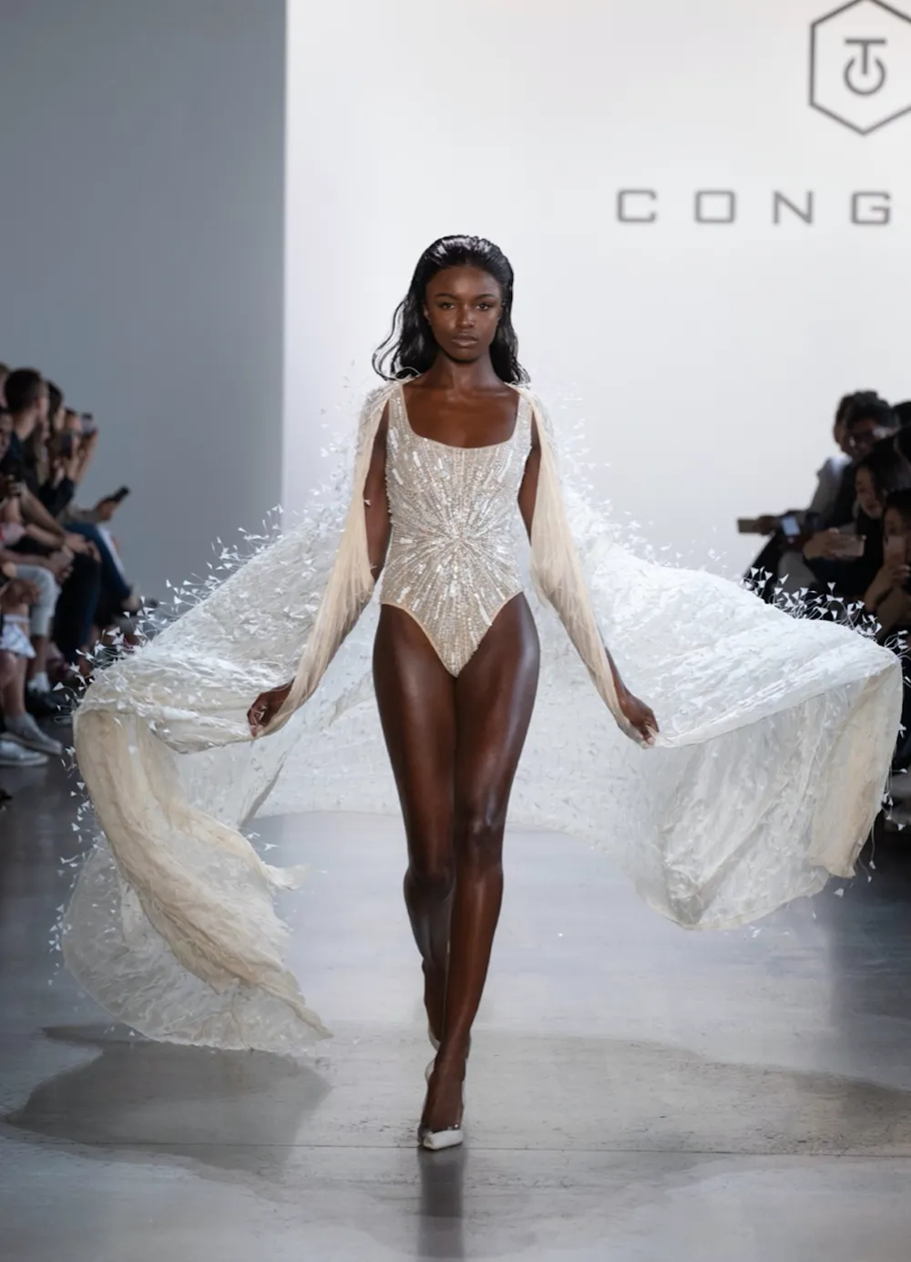 Ca sĩ Rosé đẹp tựa nữ thần trong 2 lần diện thiết kế của Công Trí ảnh 6