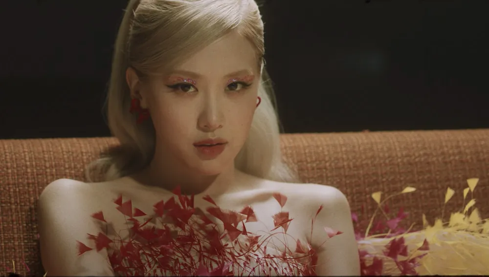 Ca sĩ Rosé đẹp tựa nữ thần trong 2 lần diện thiết kế của Công Trí ảnh 2