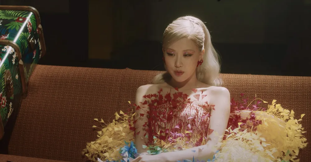 Ca sĩ Rosé đẹp tựa nữ thần trong 2 lần diện thiết kế của Công Trí ảnh 3