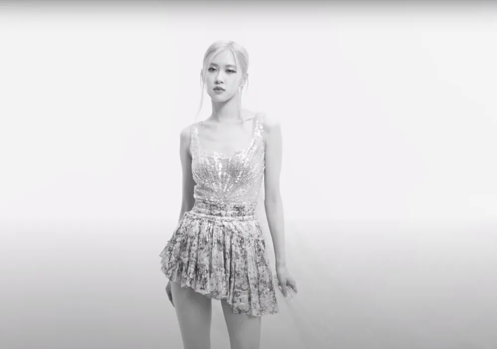 Ca sĩ Rosé đẹp tựa nữ thần trong 2 lần diện thiết kế của Công Trí ảnh 5