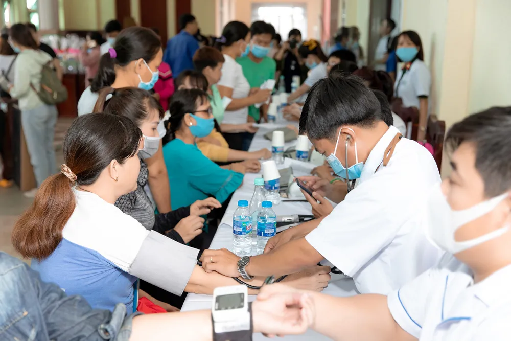 CLB Suối mát từ tâm tổ chức thăm khám bệnh miễn phí cho công nhân ảnh 2