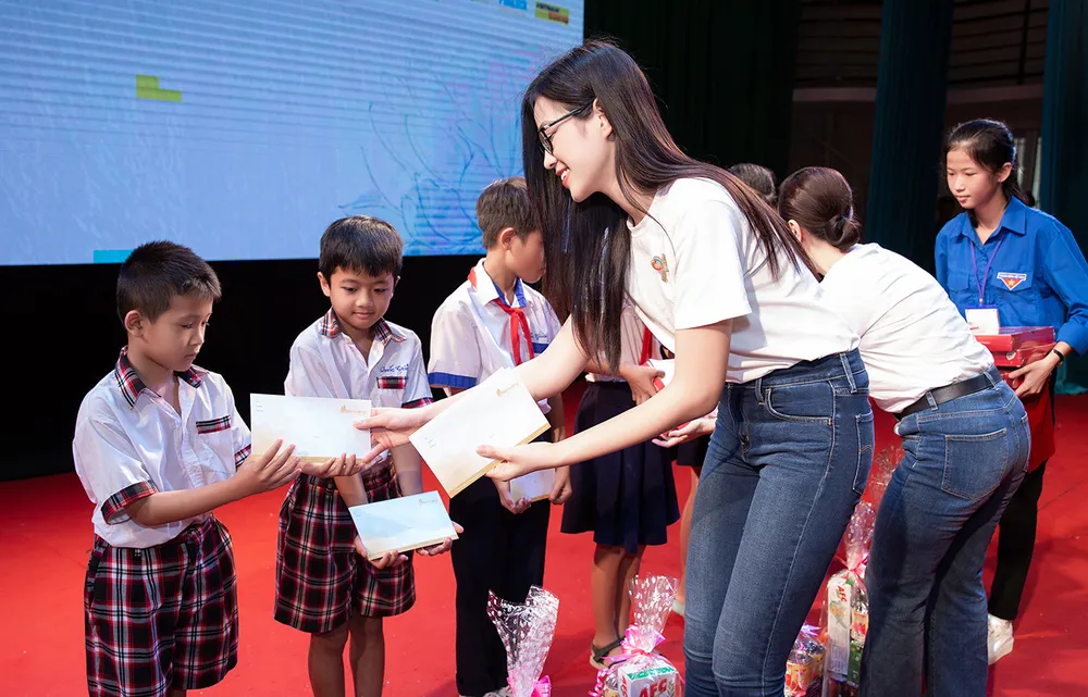 CLB Suối mát từ tâm tổ chức thăm khám bệnh miễn phí cho công nhân ảnh 3