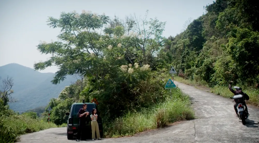 Uyên Linh tung MV “Giữa đại lộ Đông Tây” ảnh 2