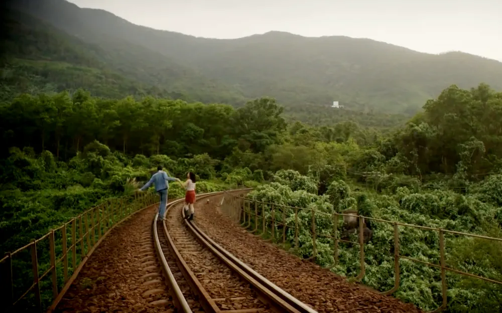 Uyên Linh tung MV “Giữa đại lộ Đông Tây” ảnh 4