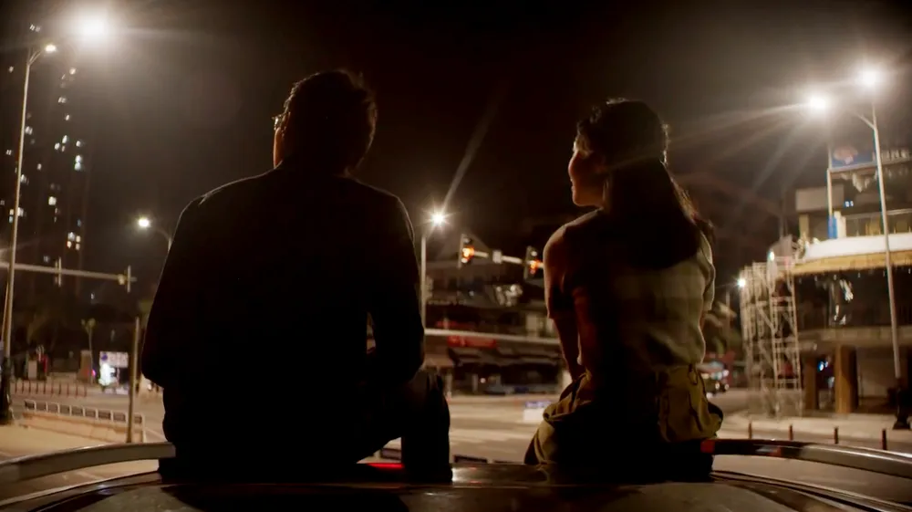 Uyên Linh tung MV “Giữa đại lộ Đông Tây” ảnh 3