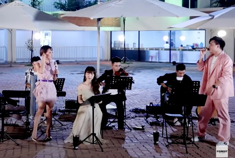 Uyên Linh tung MV “Giữa đại lộ Đông Tây” ảnh 6