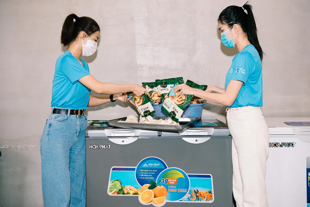 Hoa hậu Tiểu Vy, Kiều Loan, Phương Anh, Ngọc Thảo nấu 15.000 suất ăn cho bà con nghèo  ảnh 3