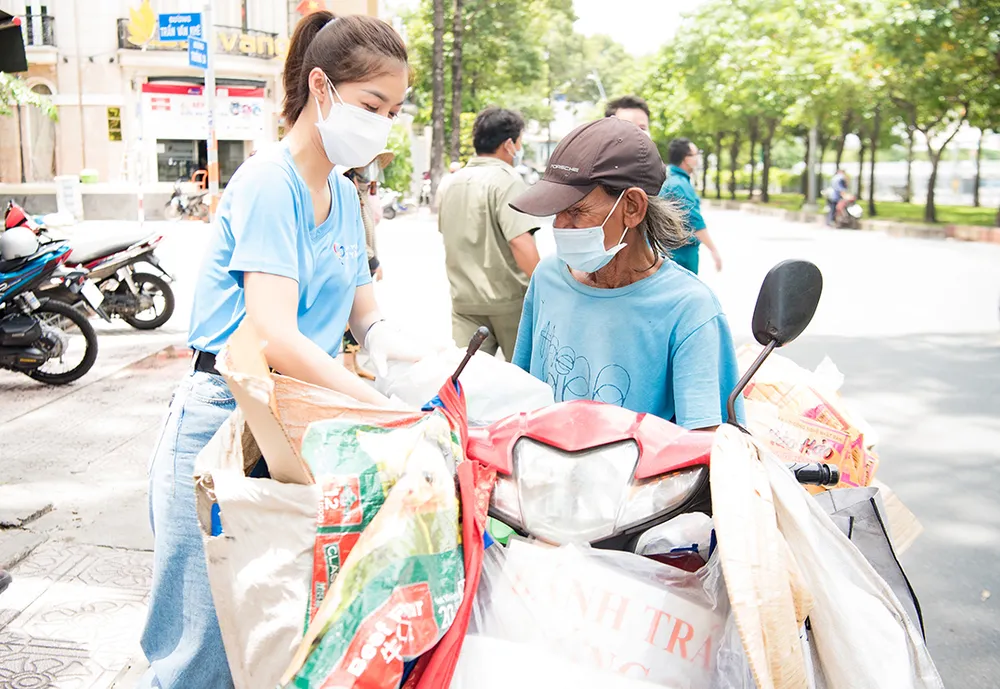 Hoa hậu Tiểu Vy, Kiều Loan, Phương Anh, Ngọc Thảo nấu 15.000 suất ăn cho bà con nghèo  ảnh 6