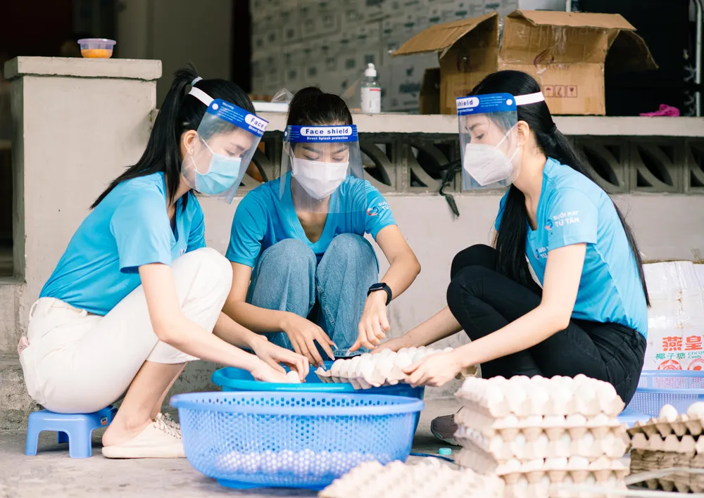 Hoa hậu Tiểu Vy, Kiều Loan, Phương Anh, Ngọc Thảo nấu 15.000 suất ăn cho bà con nghèo  ảnh 2