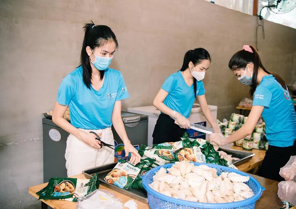Hoa Hậu Hà Kiều Anh, Đỗ Hà, Lương Thuỳ Linh “tiếp lửa” cùng người dân TPHCM chống dịch ảnh 2