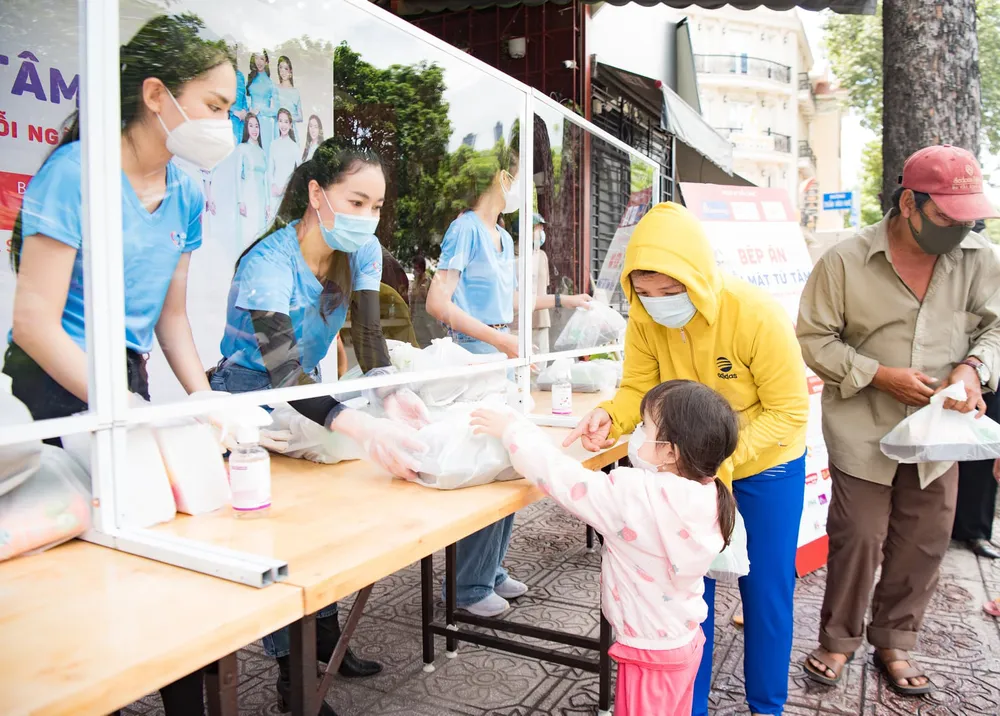 Hoa Hậu Hà Kiều Anh, Đỗ Hà, Lương Thuỳ Linh “tiếp lửa” cùng người dân TPHCM chống dịch ảnh 3