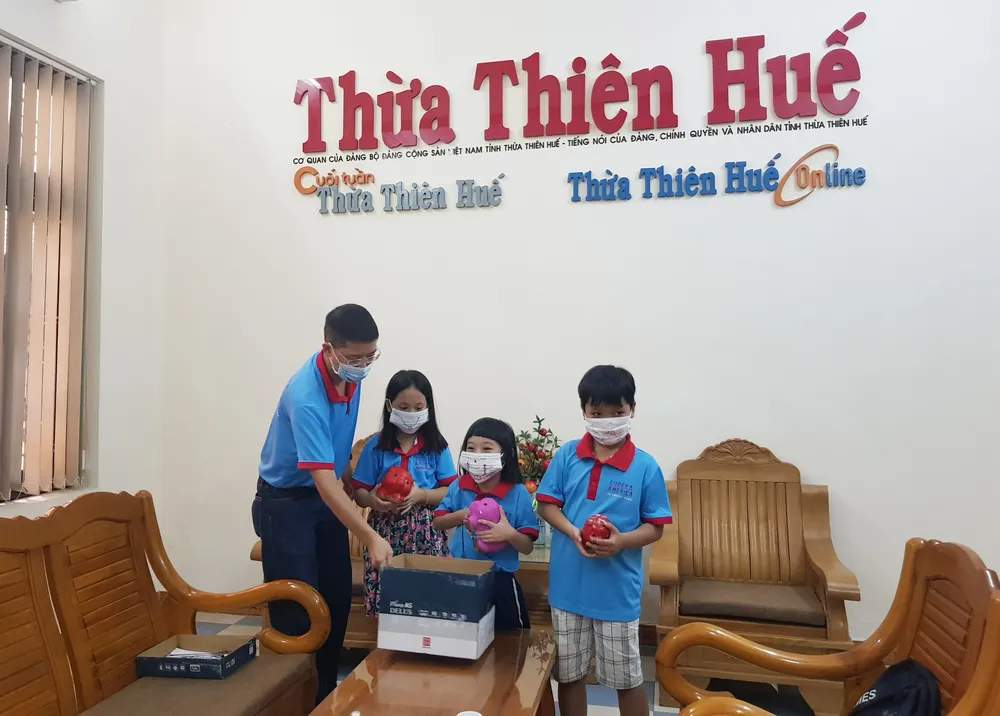 TPHCM tiếp nhận 5 tấn lương thực, thực phẩm từ người dân Huế ảnh 15