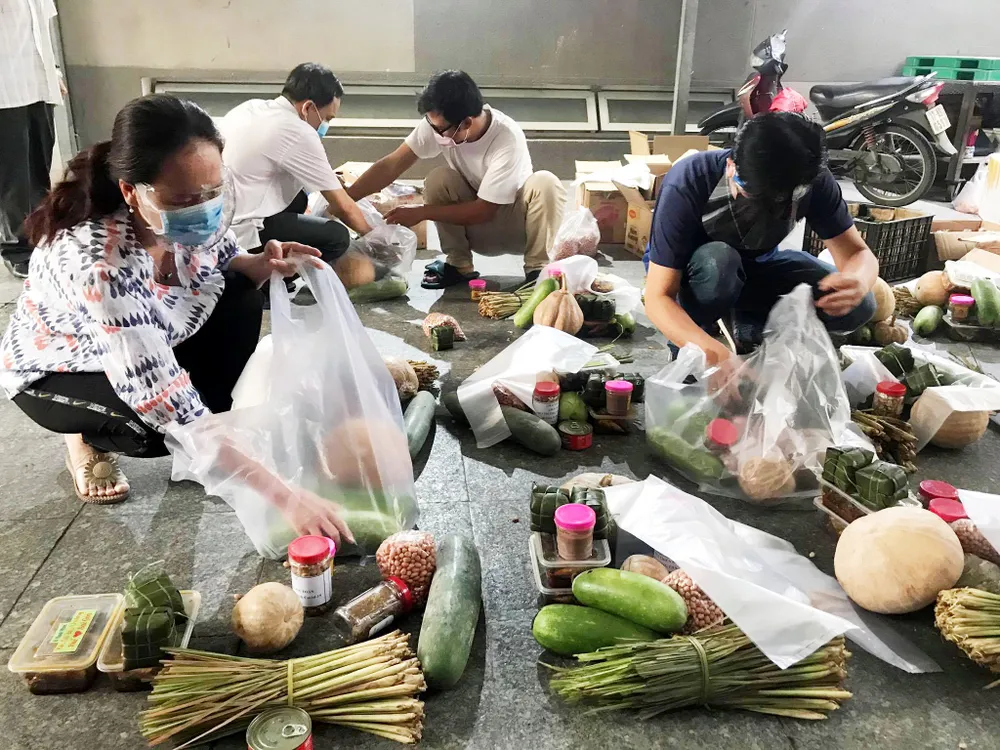 TPHCM tiếp nhận 5 tấn lương thực, thực phẩm từ người dân Huế ảnh 20