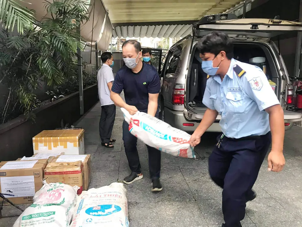 TPHCM tiếp nhận 5 tấn lương thực, thực phẩm từ người dân Huế ảnh 19